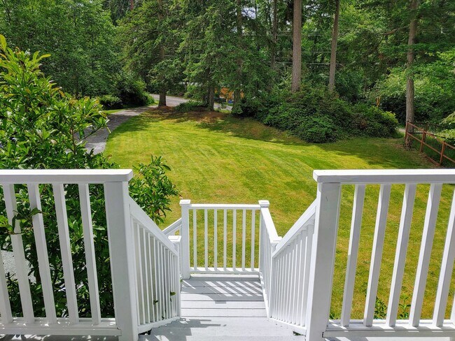 Building Photo - Spectacular Home with Lake Access!