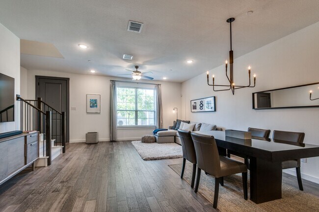 Foto del edificio - Lovely Las Colinas Townhome