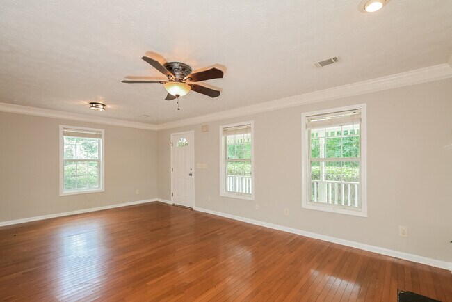 Building Photo - 2898 Zingara Rd NE