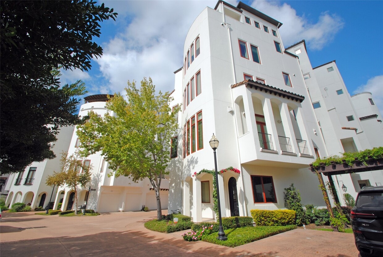 Primary Photo - 302 Calle Sevilla Pl