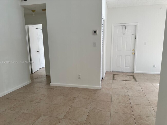 Foto del edificio - 601 Cypress Lake Blvd