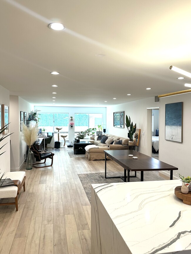 Open concept living - 2318 Fox Hills Dr (Los Angeles, CA) Apartment