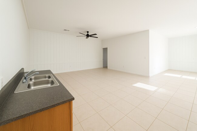 Vista de la cocina 3/sala de estar - 11111 Country River Dr