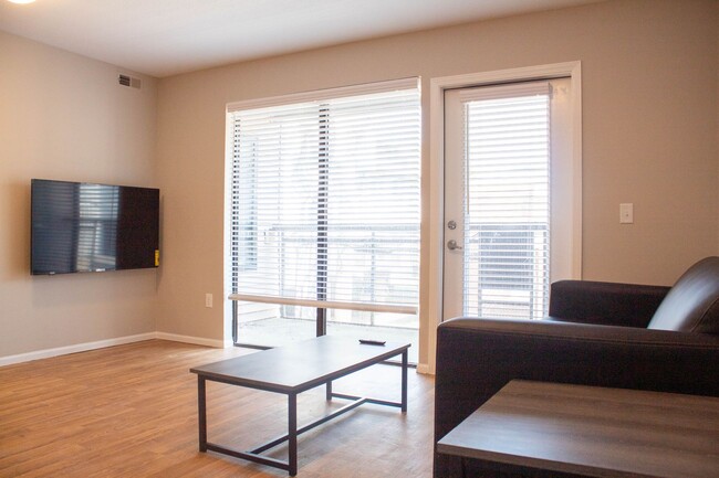Interior Photo - 1010 W Stoughton