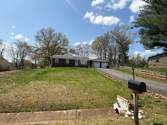 Foto del edificio - Furnished Home in Madison Heights available through October 31, 2026.