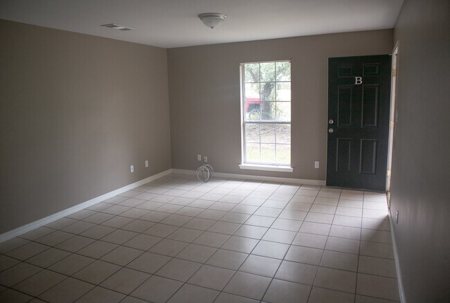 1 habitación, 1 baño - 722 pies cuadrados - 468 Mt Carmel Rd