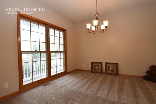 Building Photo - Spacious 5-bedroom 2-Story w/fin bsmt  #15309