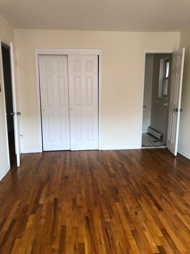 Master Bedroom Ensuite - 92 Bay 49th St