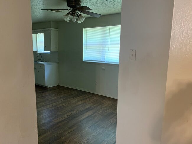 dining area and into kitchen - 1317 Lakecrest Dr