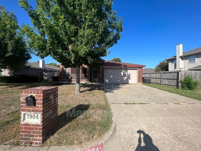 Building Photo - 7904 Fox Chase Dr