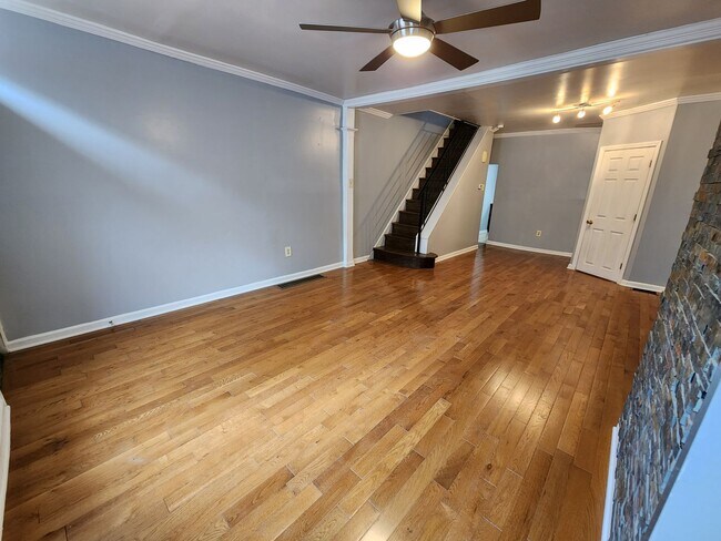 Building Photo - Bright 2 bed 1.5 bath available 6/14 with ...
