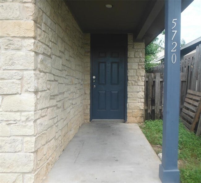 Building Photo - 5720 Pinon Vista Dr