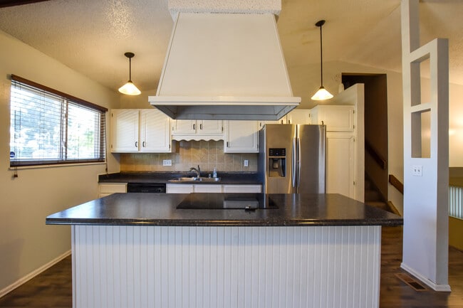 Foto del edificio - 4925 Hackamore Dr N
