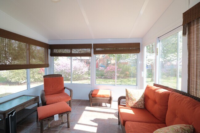 Building Photo - Spectacular 4 Bedroom, 3.5 SFH - Fenced Ya...