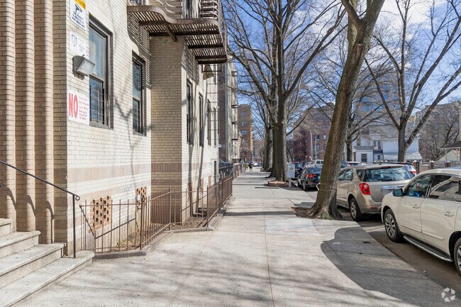 Walkway - 2965 Decatur Ave