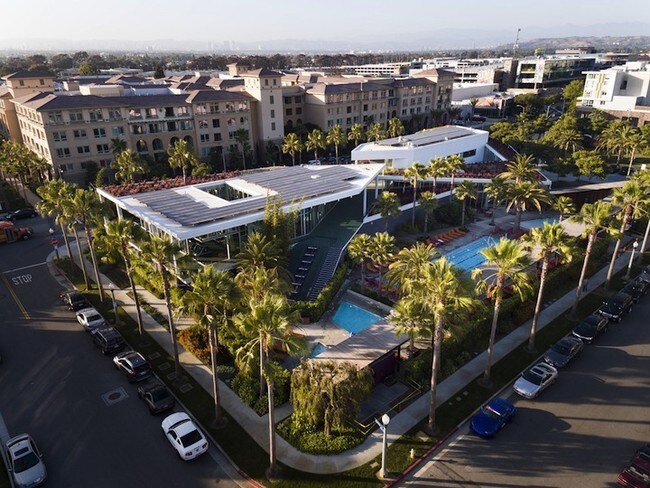 Foto del edificio - 12655 Bluff Creek Dr