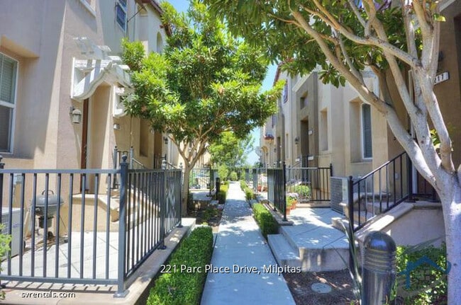 Building Photo - 221 Parc Place Dr