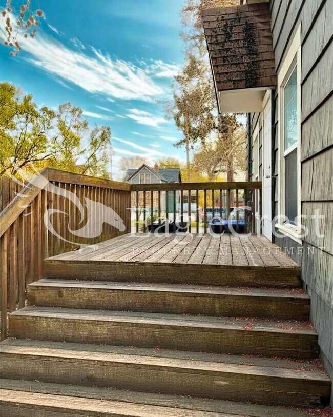 Foto del edificio - Charming 3BR Home with Spacious Yard & Bonus Living Space