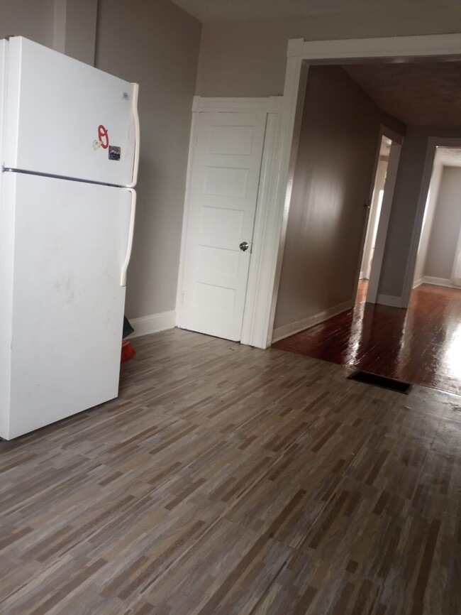 Building Photo - Rowhome