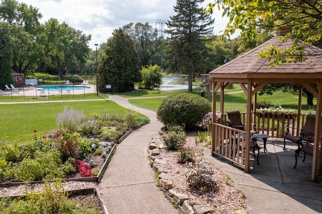 Building Photo - Edina Highland Villa