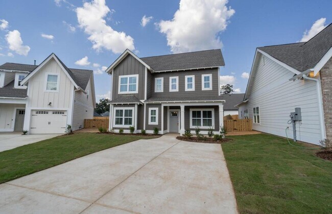 Building Photo - Spacious Home with Fenced Backyard!