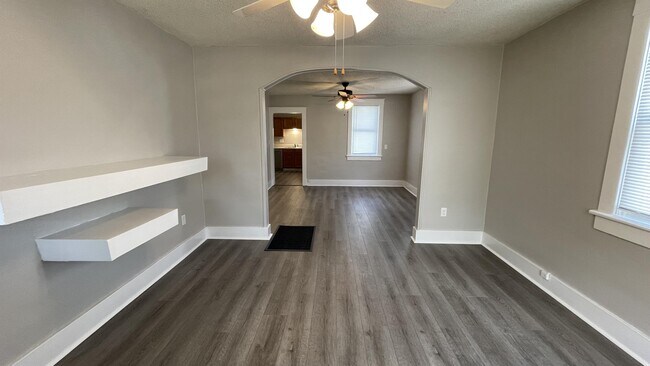 Foto del edificio - 2029 N Boonville Ave