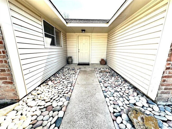 Building Photo - 16315 Dew Drop Ln