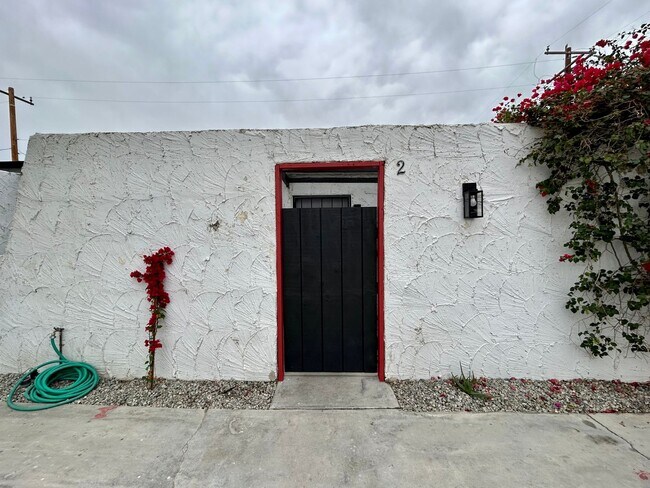 Foto del edificio - AVAILABLE NOW!! NEWLY REMODELED 2 Bedroom 2 Bathroom Apartment in Palm Springs!