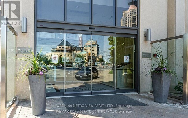 Photo du bâtiment - 330 Burnhamthorpe Rd W