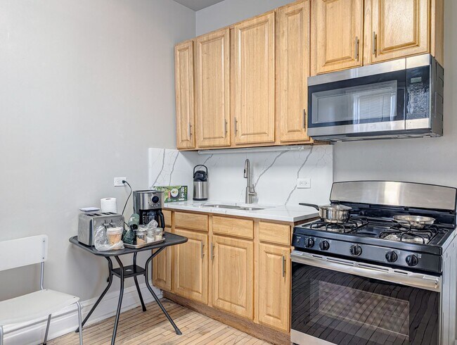 Foto del edificio - Top floor 2 bed 1 bath apartment