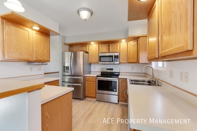 Building Photo - 240 Grandeur Ln