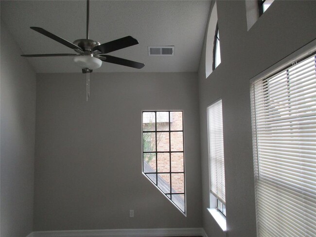 Foto del edificio - 16800 Sugar Pine Dr