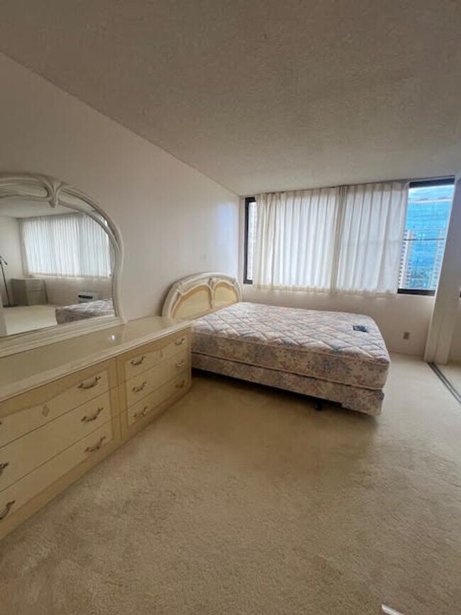 Building Photo - Must See 1 Bedroom Kukui Plaza Walking Dis...
