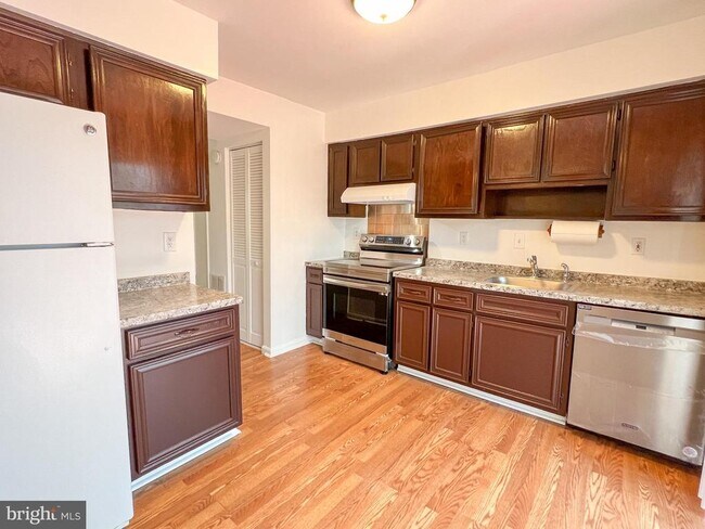 Building Photo - 19920 Waterloo Ct