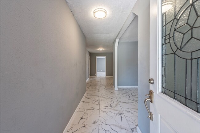 Building Photo - 2511 Meadow Ln