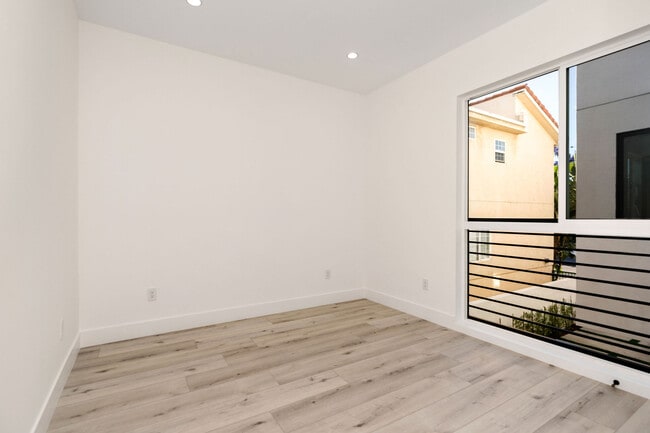 Foto del edificio - 15330 Weddington St