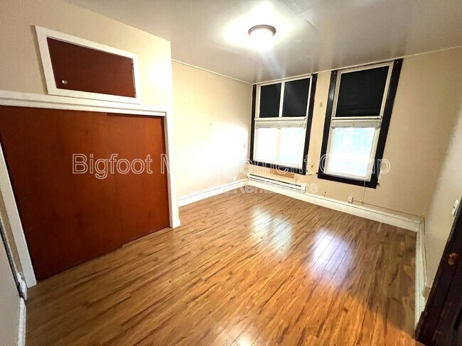 Foto del edificio - 517 E Broadway St
