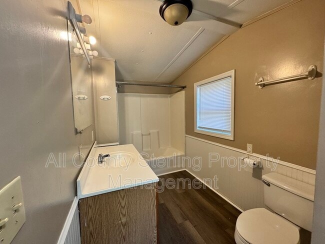 Building Photo - 137 SW Piston Glen