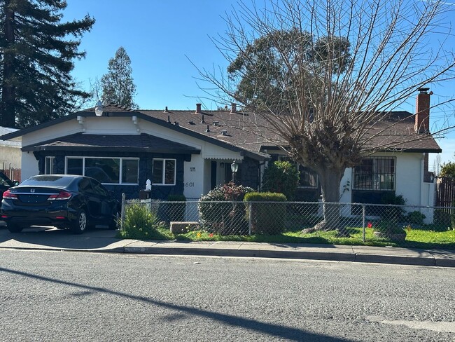 Building Photo - 601 Falcon Dr