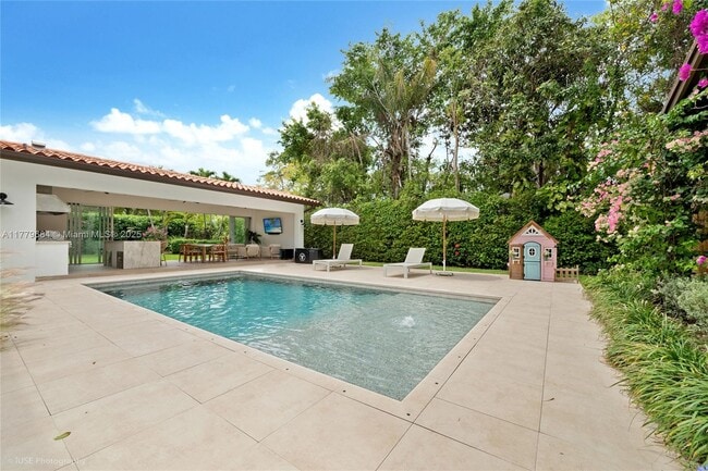Building Photo - 6811 Sunset Dr