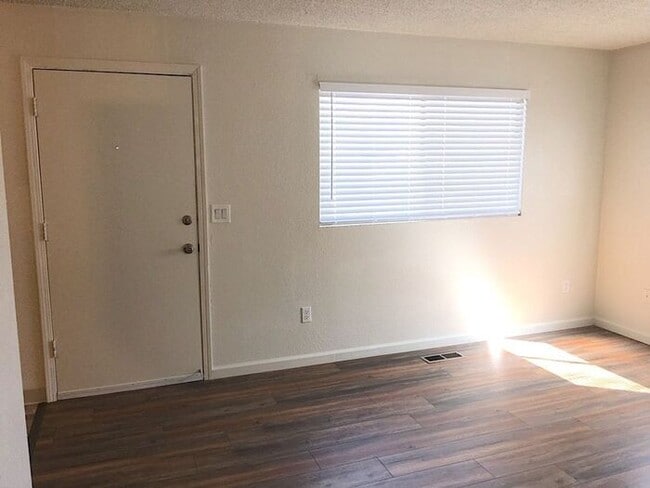 Building Photo - Reno Duplex - Garage, Dishwasher, Washer/Dryer Hookups, Central A/C