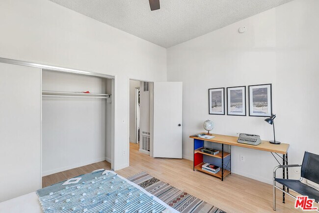 Foto del edificio - 1045 N Ardmore Ave