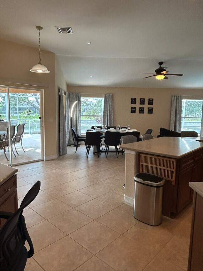 Foto del edificio - 409 SW 8th St