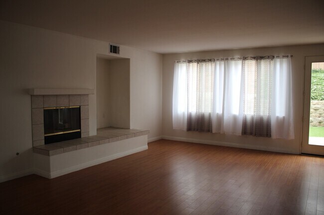 Foto del edificio - Spacious 5-Bedroom Home in Sought-After Vi...