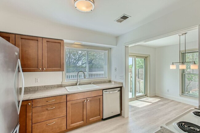 Building Photo - Charming 3/BR 2/BA Home with Spacious Back...