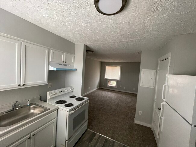 Cocina, Sala de estar - 4855 College St