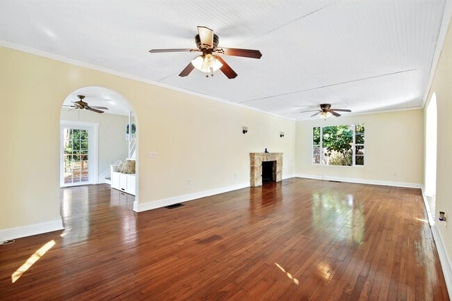 Building Photo - 310 Columbia Dr