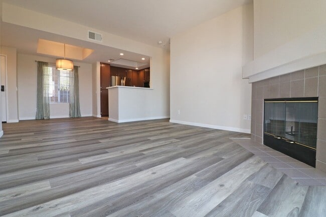 Building Photo - Mission Valley condo (River Colony) with balcony!  Central heat/ air. Gated garage parking. Pool/...