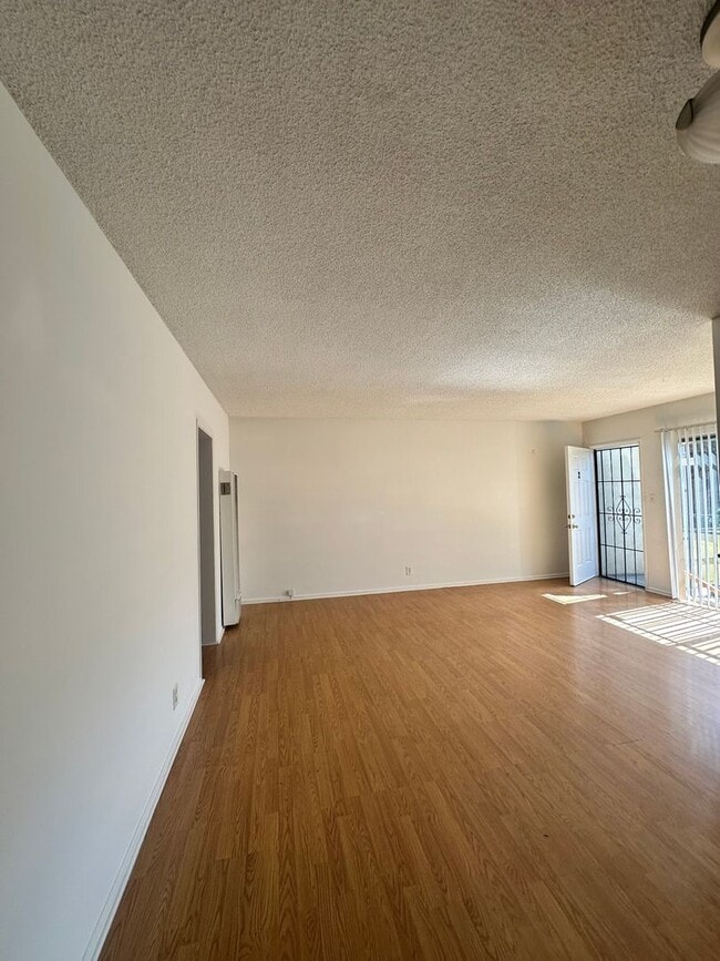 Interior Photo - 917 Centinela Ave