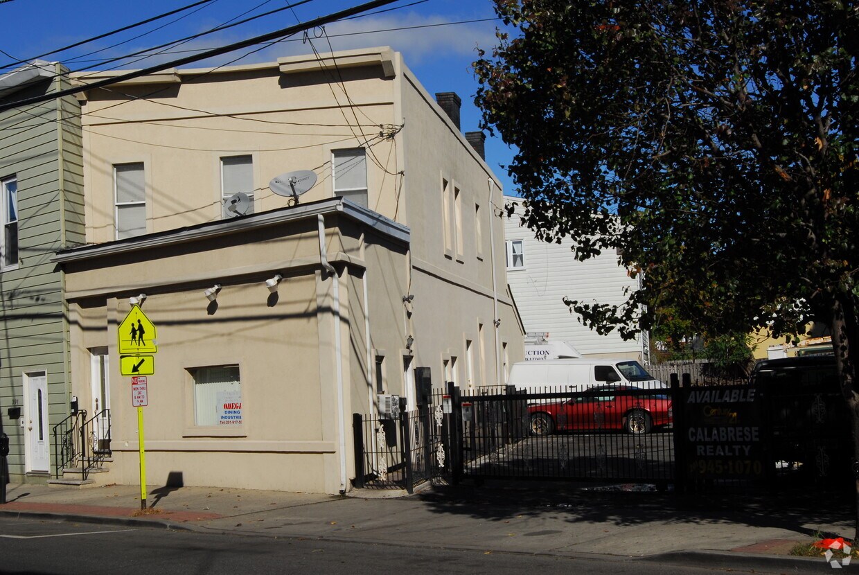 Building Photo - 387 Fairview Ave